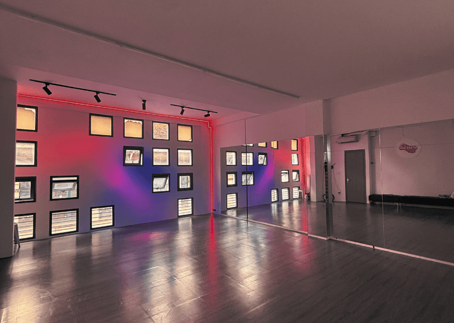 SUPER-BOUTIQUE POLE STUDIO slide 1