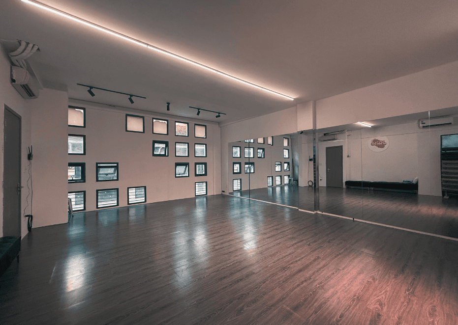 SUPER-BOUTIQUE POLE STUDIO slide 2