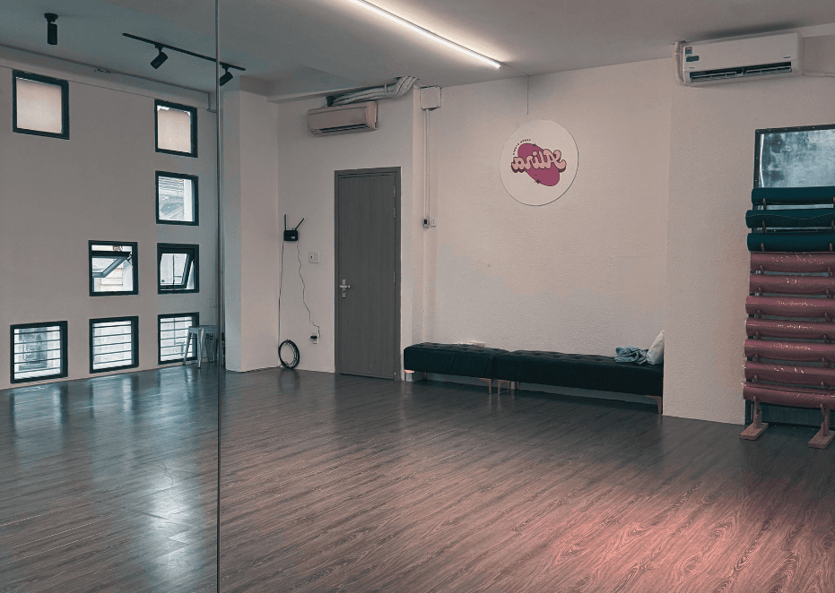 SUPER-BOUTIQUE POLE STUDIO slide 3